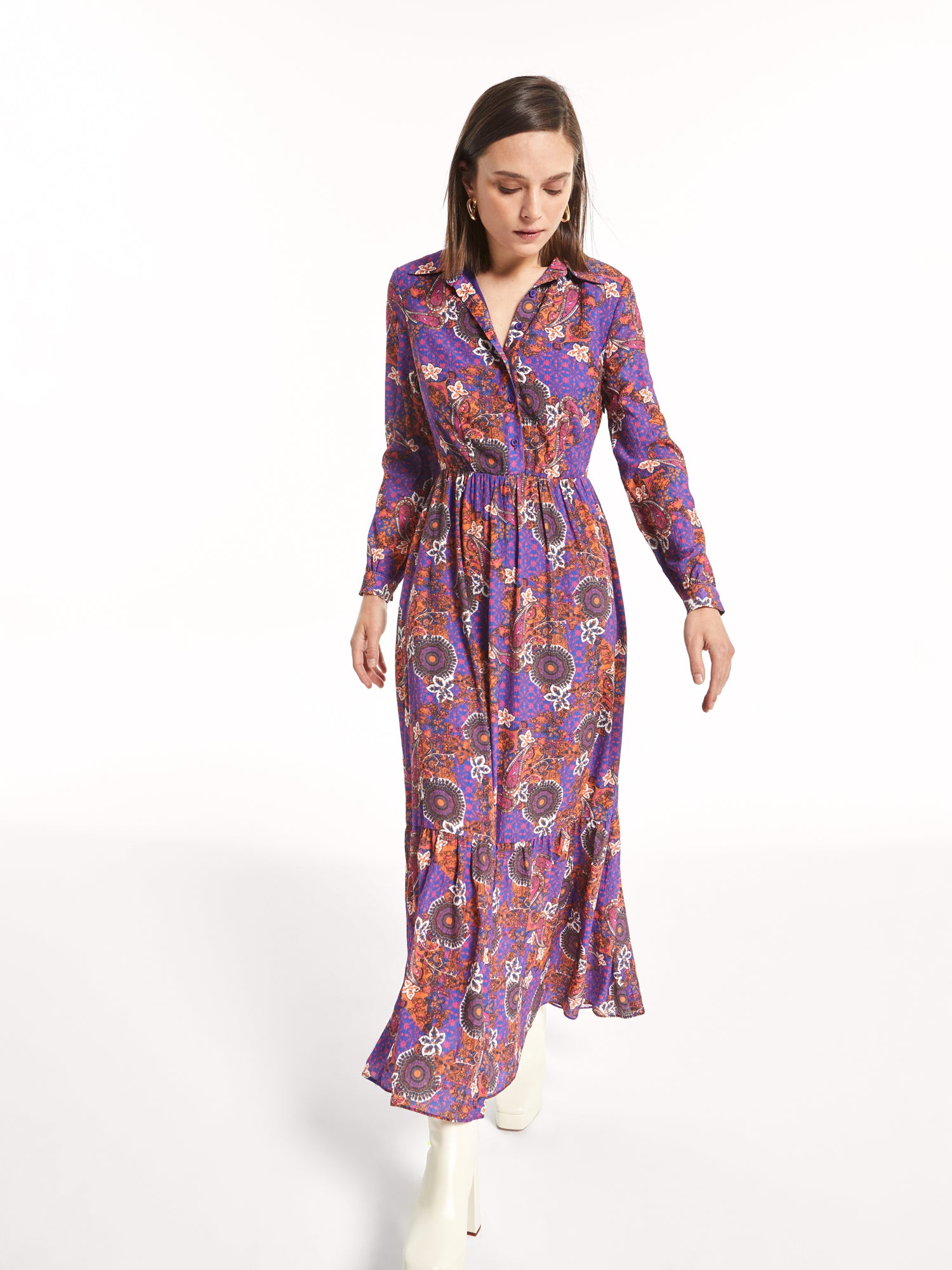 mioh | COUNTRY PAISLEY - Vestido camisero estampado. Te presentamos el COUNTRY PAISLEY, nuestro clásico vestido camisero pura tendencia en estampado paisley morado y naranja. Vestido todoterreno que te pondrás una y otra vez. Patrón súper contrastado que llevamos todas las temporadas. Gran inversión.