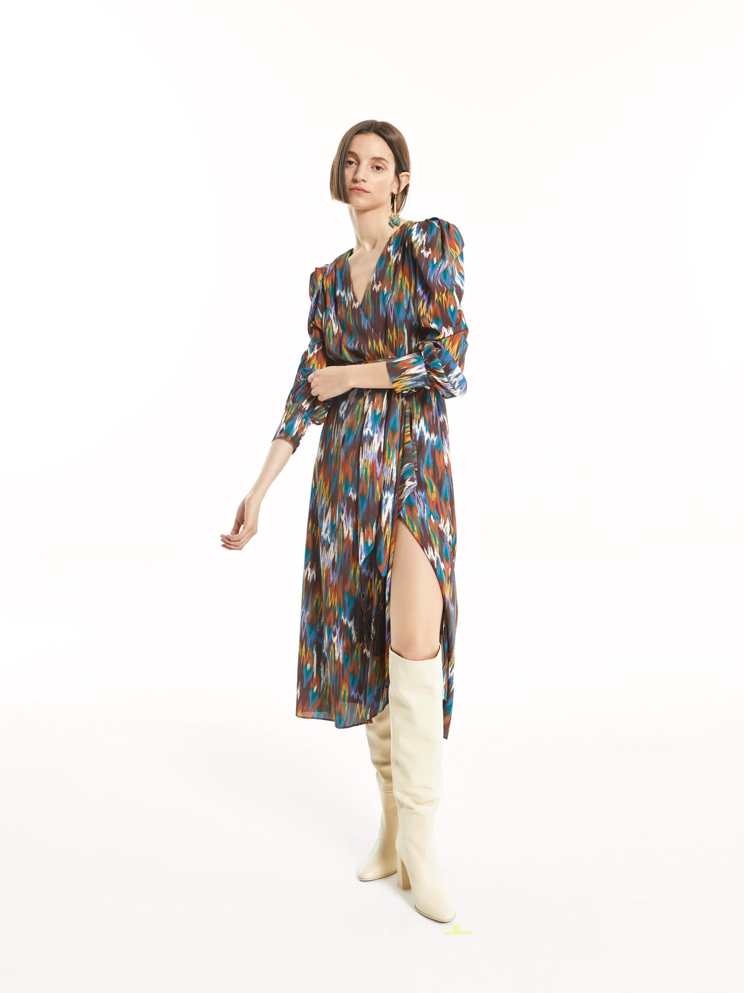 mioh | FOLK IKAT - Vestido midi para invitada de boda, fiesta y diario. Te presentamos el FOLK IKAT, uno de nuestros clásicos vestidos envolventes wrap en un precioso estampado marrón y multicolor. Largura midi, vestido perfecto para diario, pero también para eventos más informales. Tienes que probártelo!