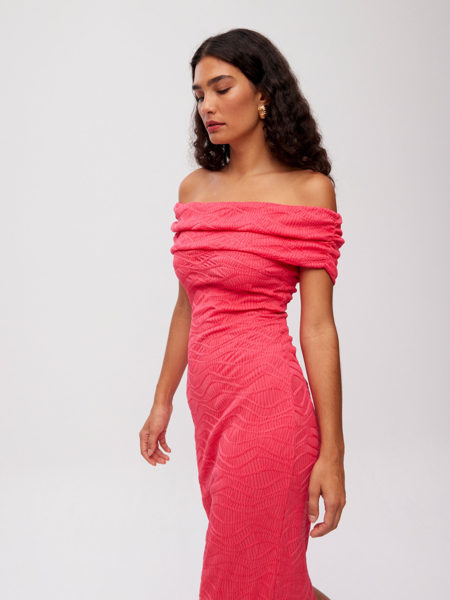 mioh | GABBIANI PINK - Vestido midi escote bardot punto rosa para invitada de boda, fiesta y evento. Tendencia vestidos invitada Primavera Verano 2024. MIOH la marca española de vestidos más de moda