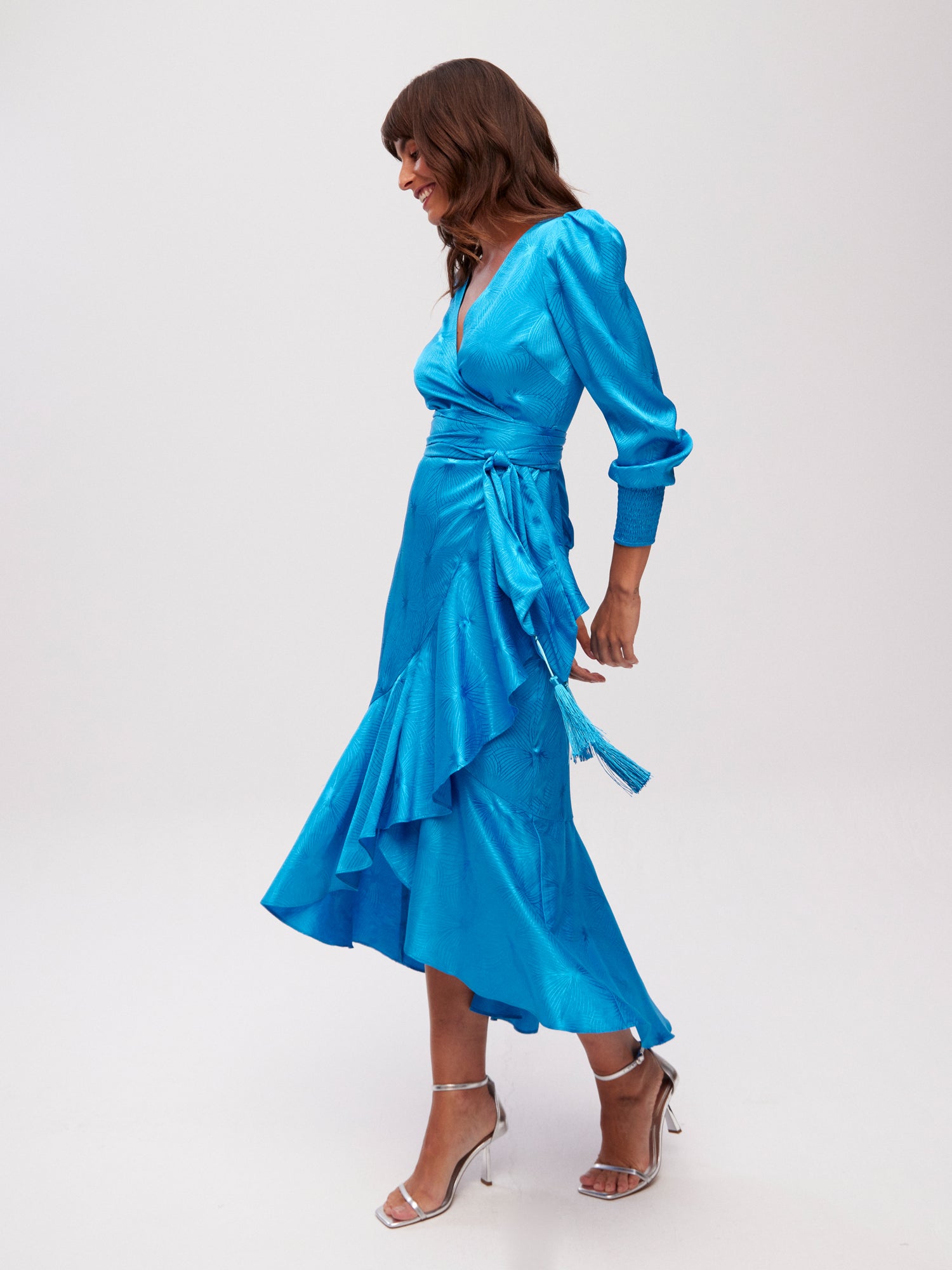 mioh | GALDANA BLUE - Vestido midi wrap con volante JCQRD azul para invitada de boda, fiesta y evento. Tendencia vestidos invitada Primavera Verano 2024. MIOH la marca española de vestidos más de moda