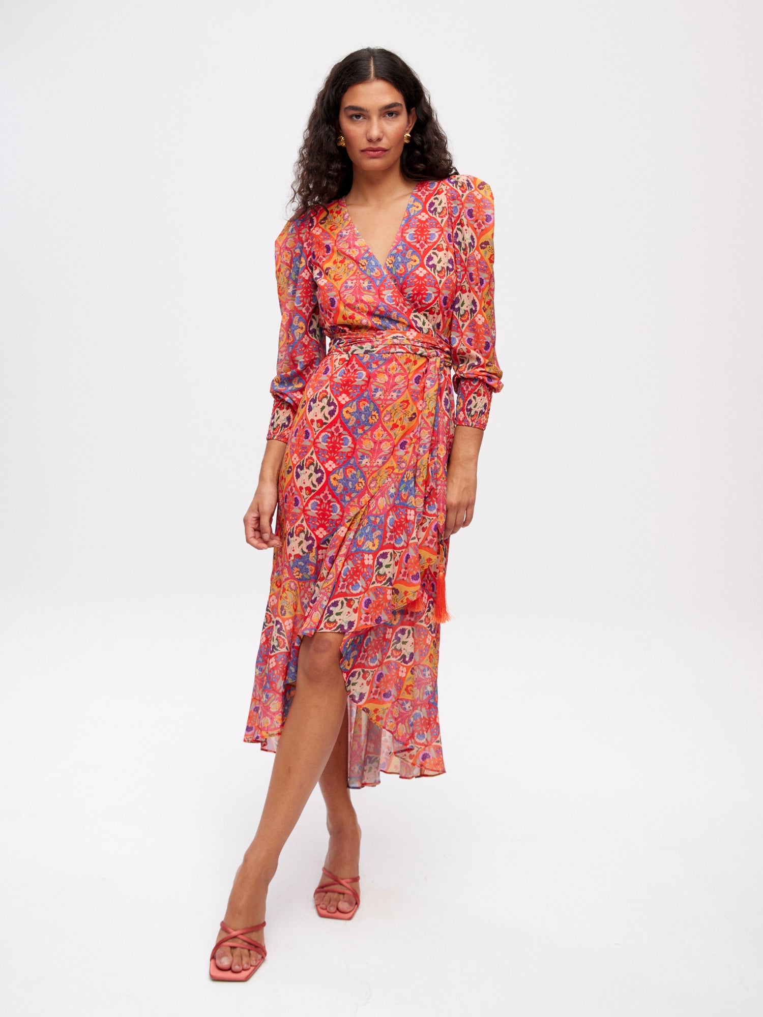 mioh | GALDANA FOLK - Vestido midi wrap con volante print folk para invitada de boda, fiesta y evento. Tendencia vestidos invitada Primavera Verano 2024. MIOH la marca española de vestidos más de moda