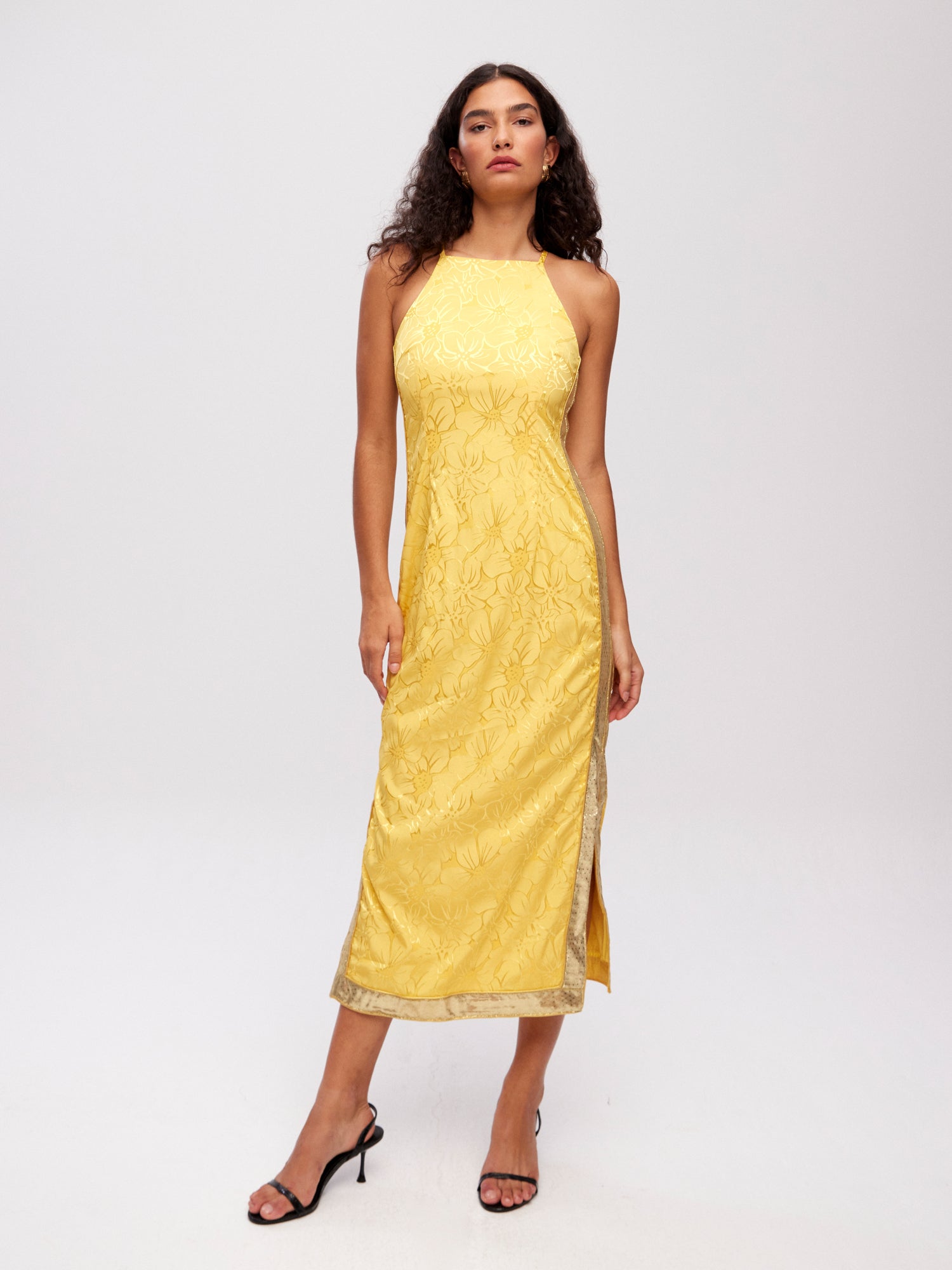 mioh | HYDRA YELLOW - Vestido midi tirantes cuello halter JCQRD amarillo para invitada de boda, fiesta y evento. Tendencia vestidos invitada Primavera Verano 2024. MIOH la marca española de vestidos más de moda