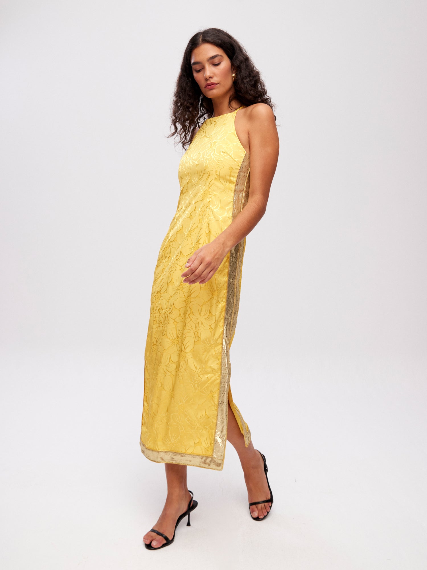 mioh | HYDRA YELLOW - Vestido midi tirantes cuello halter JCQRD amarillo para invitada de boda, fiesta y evento. Tendencia vestidos invitada Primavera Verano 2024. MIOH la marca española de vestidos más de moda