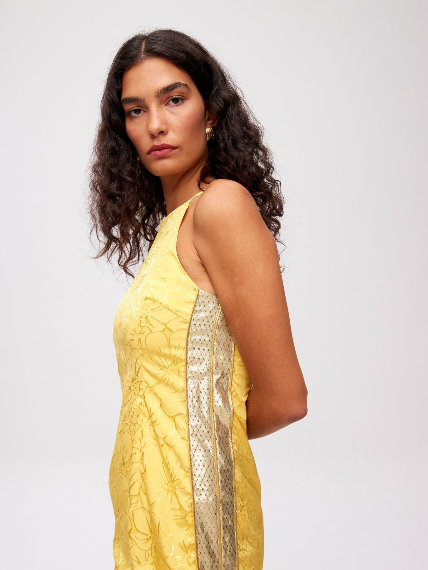 mioh | HYDRA YELLOW - Vestido midi tirantes cuello halter JCQRD amarillo para invitada de boda, fiesta y evento. Tendencia vestidos invitada Primavera Verano 2024. MIOH la marca española de vestidos más de moda