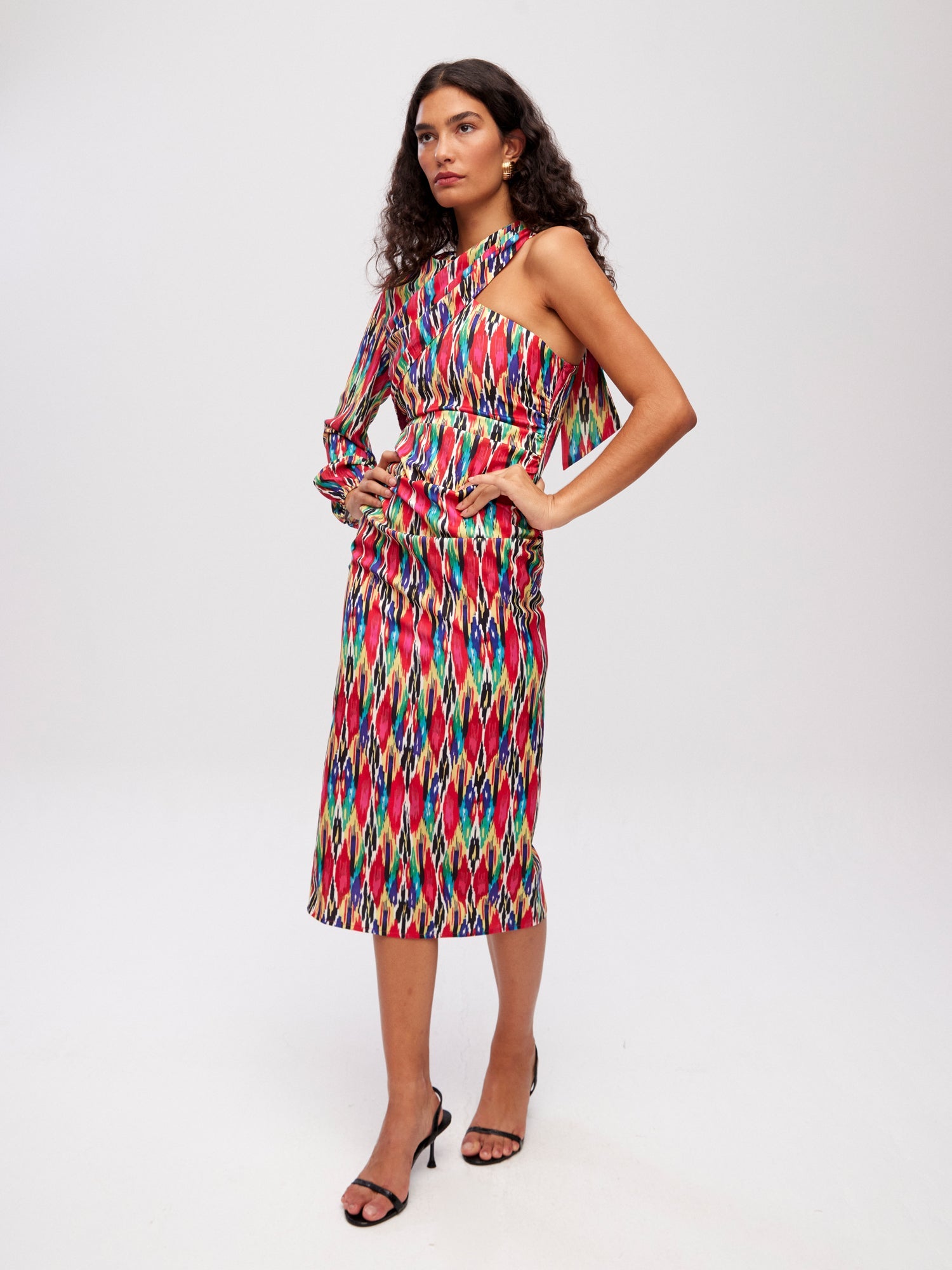 mioh | ILLETES IKAT - Vestido asimétrico manga desmontable ikat para invitada de boda, fiesta y evento. Tendencia vestidos invitada Primavera Verano 2024. MIOH la marca española de vestidos más de moda