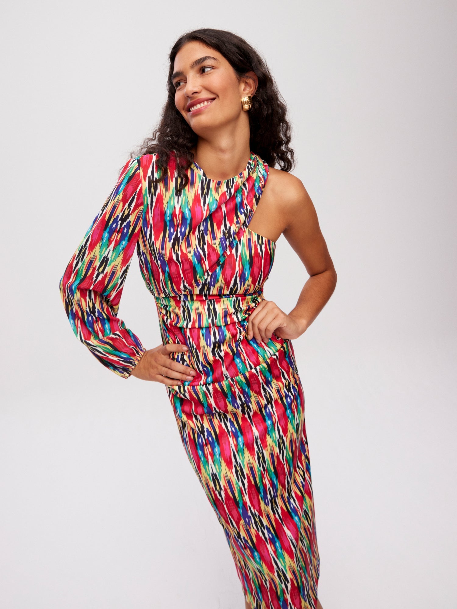 mioh | ILLETES IKAT - Vestido asimétrico manga desmontable ikat para invitada de boda, fiesta y evento. Tendencia vestidos invitada Primavera Verano 2024. MIOH la marca española de vestidos más de moda