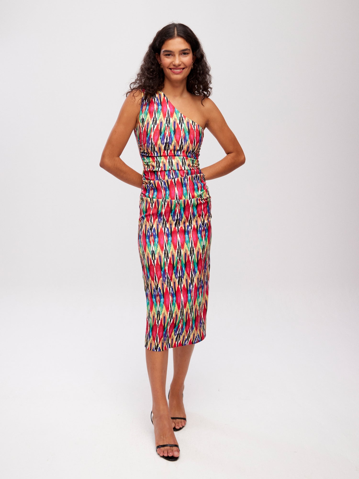 mioh | ILLETES IKAT - Vestido asimétrico manga desmontable ikat para invitada de boda, fiesta y evento. Tendencia vestidos invitada Primavera Verano 2024. MIOH la marca española de vestidos más de moda