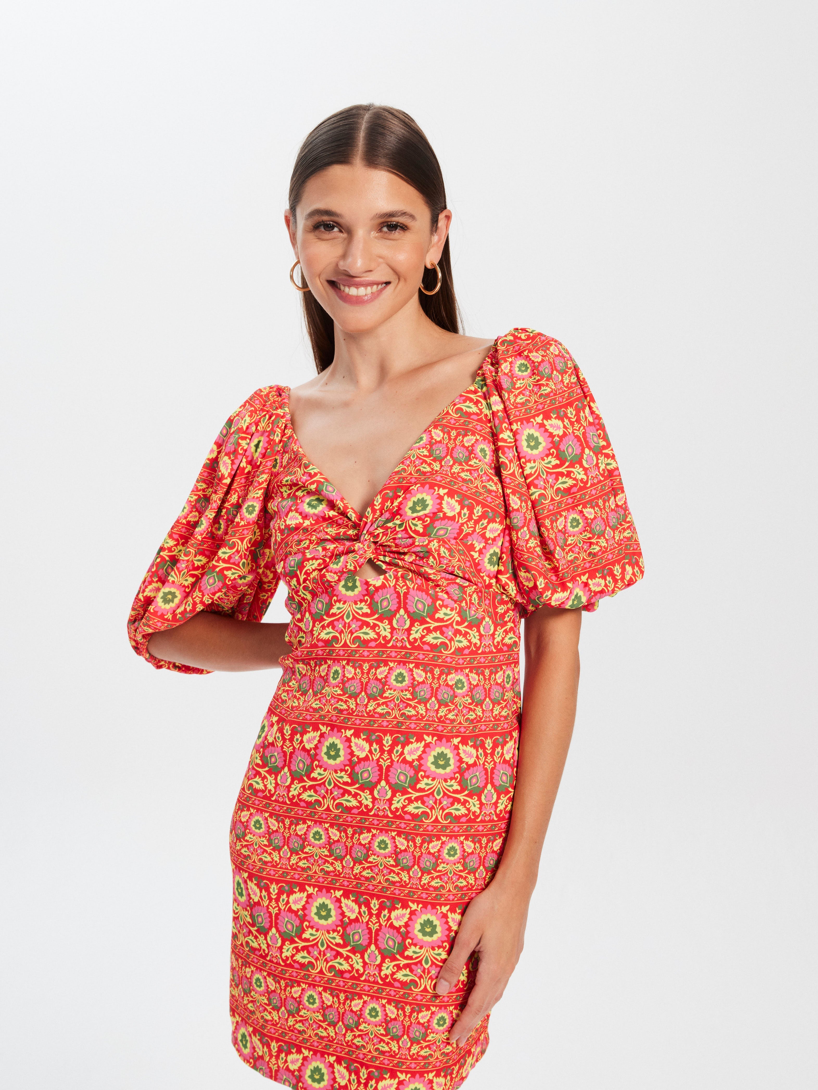 mioh | IRENE SPRING - Vestido corto invitada boda, fiesta y evento, nuestro vestido corto manga corta nudo pecho estampado de fiesta para ser la invitada de boda perfecta esta temporada Primavera Verano 23. Pura tendencia SS23. MIOH marca española invitada
