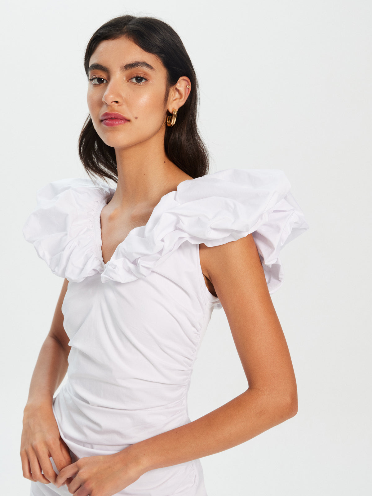 mioh | JUANA WHITE - Vestido de novia, fiesta y evento, nuestro vestido midi escote volante popelín blanco de fiesta para ser la invitada de boda perfecta esta temporada Primavera Verano 23. Pura tendencia SS23. MIOH marca española invitada