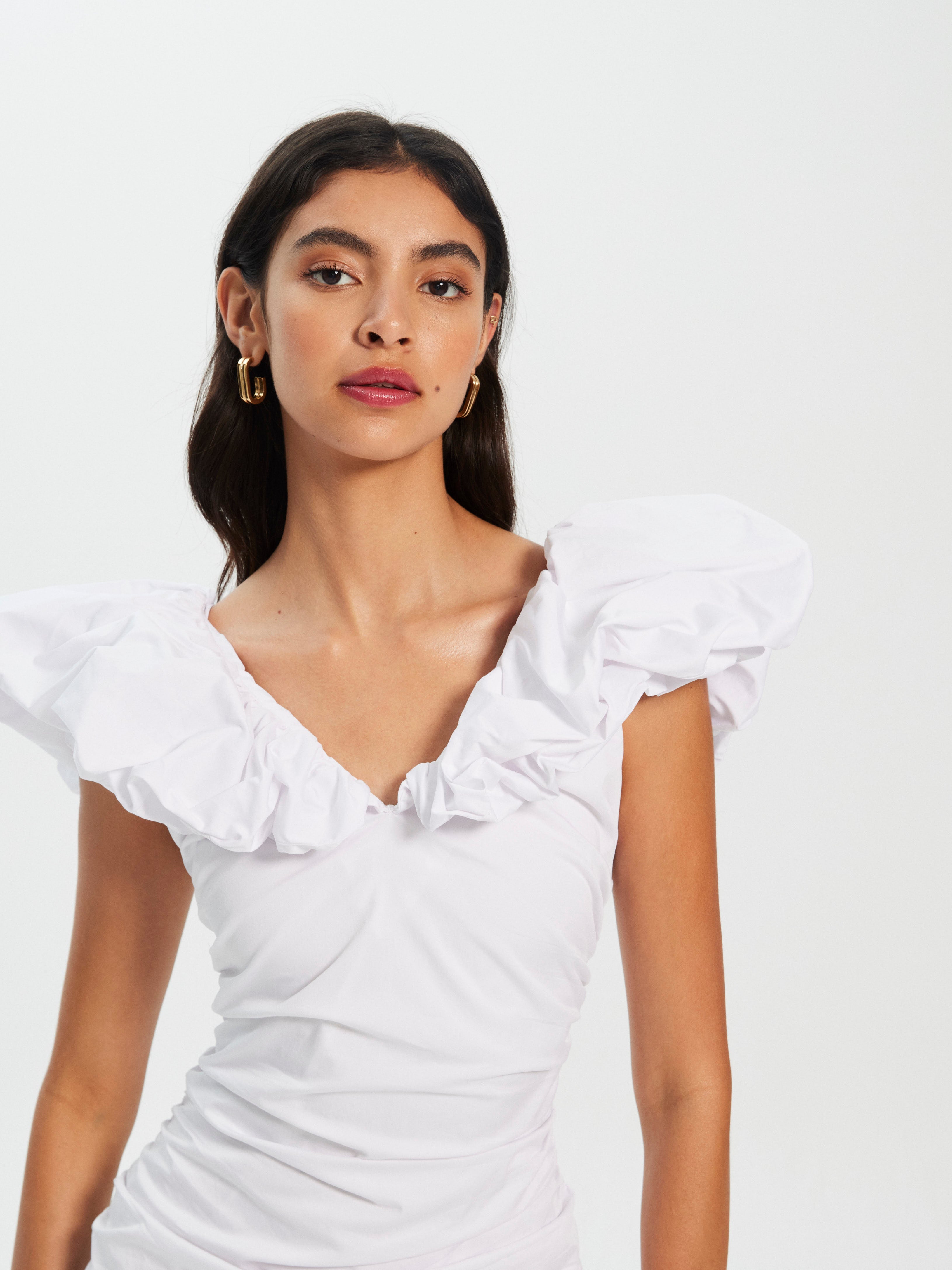 mioh | JUANA WHITE - Vestido de novia, fiesta y evento, nuestro vestido midi escote volante popelín blanco de fiesta para ser la invitada de boda perfecta esta temporada Primavera Verano 23. Pura tendencia SS23. MIOH marca española invitada