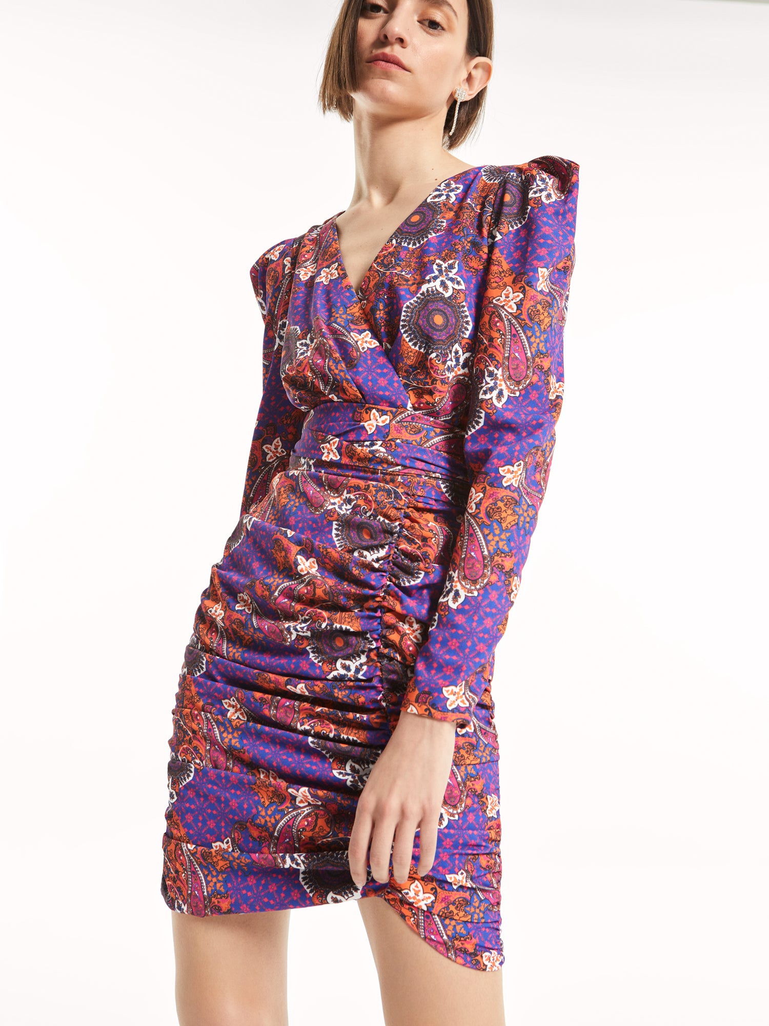 mioh | MAMBO PAISLEY - Vestido corto para invitada de boda y eventos. Vestido de invitada y fiesta pura tendencia. Drapeado, estampado paisley, vestido para ponerte una y otra vez. Serás la invitada perfecta, e irás ideal en toda clase de ocasiones. Sienta como un guante. Sin duda, uno de los patrones de la temporada. Acierto seguro.