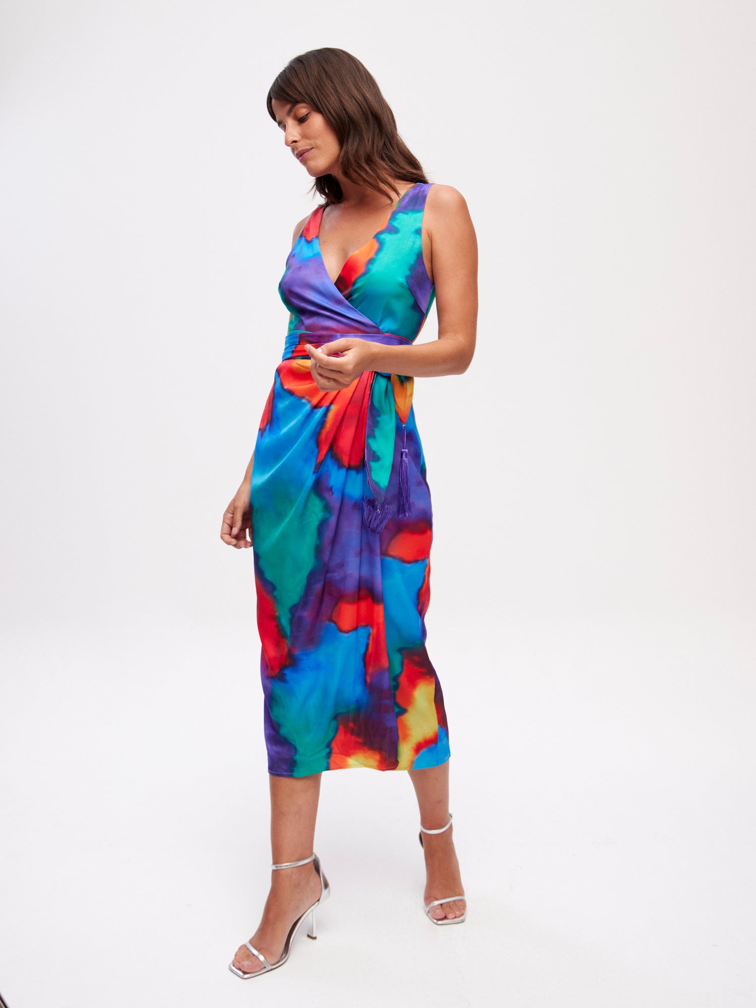 mioh | MARASUSA TIEDYE - Vestido wrap midi tirantes print tiedye para invitada de boda, fiesta y evento. Tendencia vestidos invitada Primavera Verano 2024. MIOH la marca española de vestidos más de moda