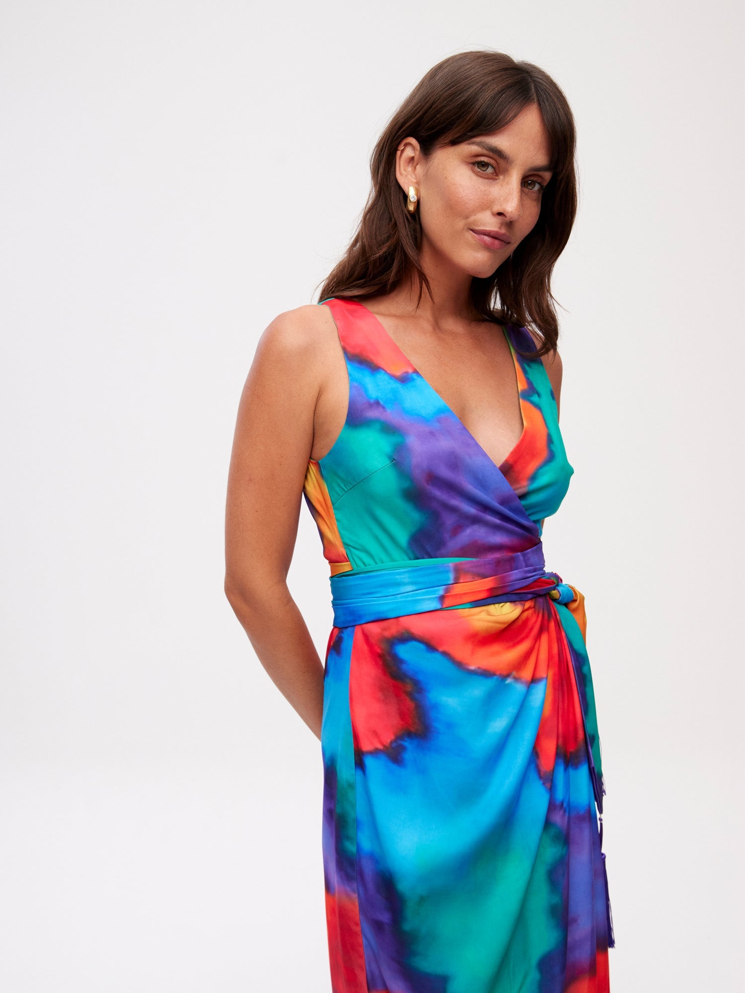 mioh | MARASUSA TIEDYE - Vestido wrap midi tirantes print tiedye para invitada de boda, fiesta y evento. Tendencia vestidos invitada Primavera Verano 2024. MIOH la marca española de vestidos más de moda