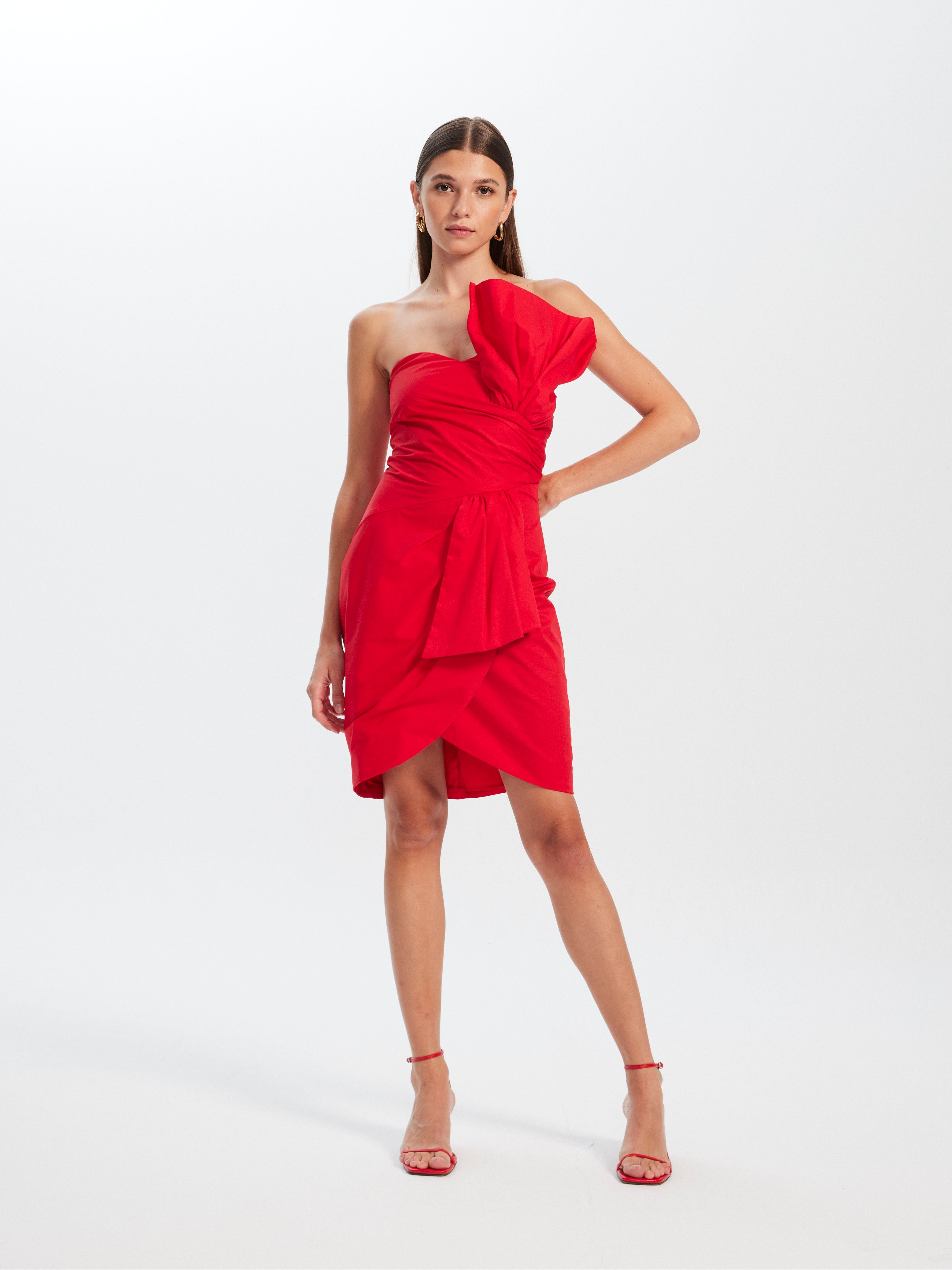 mioh | MARTA RED - Vestido corto invitada boda, fiesta y evento. Vestido corto de fiesta en popelín con lazo para ser la invitada de boda perfecta esta temporada Primavera Verano 2023. El popelín sigue siendo tendencia SS23, y es una de las señas de identidad de MIOH, la marca española de vestidos de invitada y fiesta de moda entre las influencers.