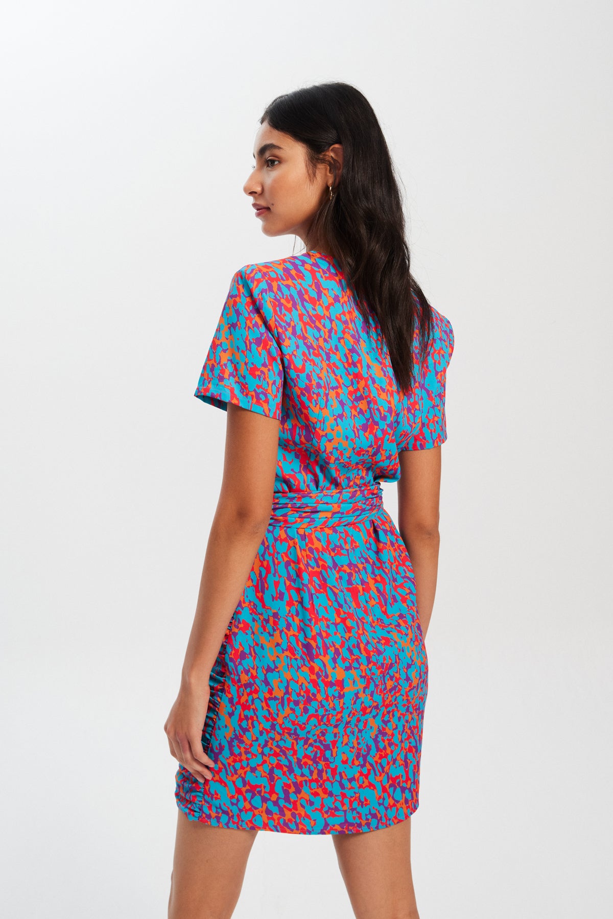 mioh | MARTINA SPOTS - Vestido corto invitada boda, fiesta y evento, nuestro vestido corto cuello redondo manga corta de fiesta para ser la invitada de boda perfecta esta temporada Primavera Verano 23. Pura tendencia SS23. MIOH marca española invitada