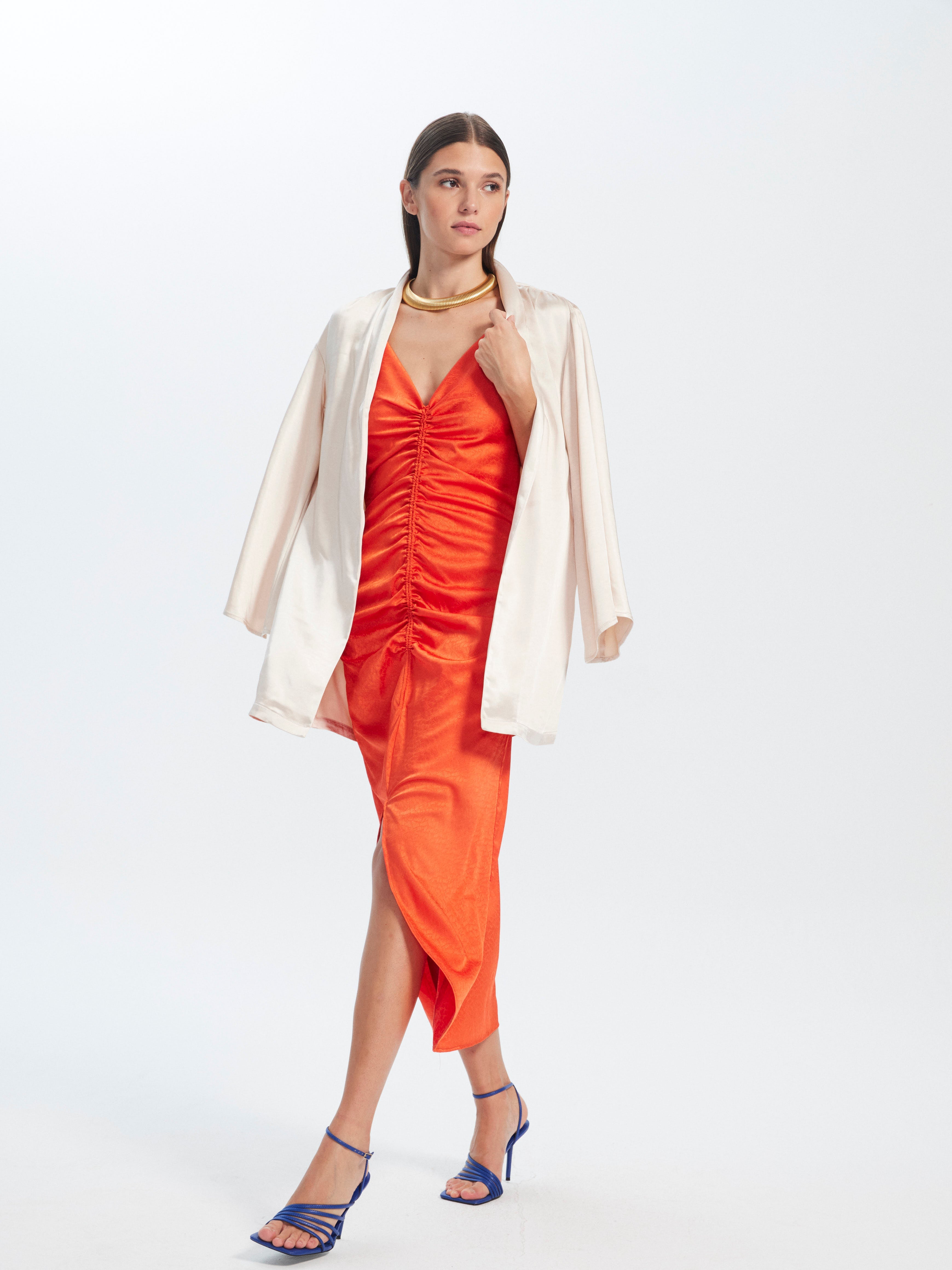 mioh | MATILDE ORANGE - Vestido largo midi invitada boda, fiesta y evento, nuestro vestido midi tirantes fruncido cordón jacquard naranja de fiesta para ser la invitada de boda perfecta esta temporada Primavera Verano 23. Pura tendencia SS23. MIOH marca española invitada