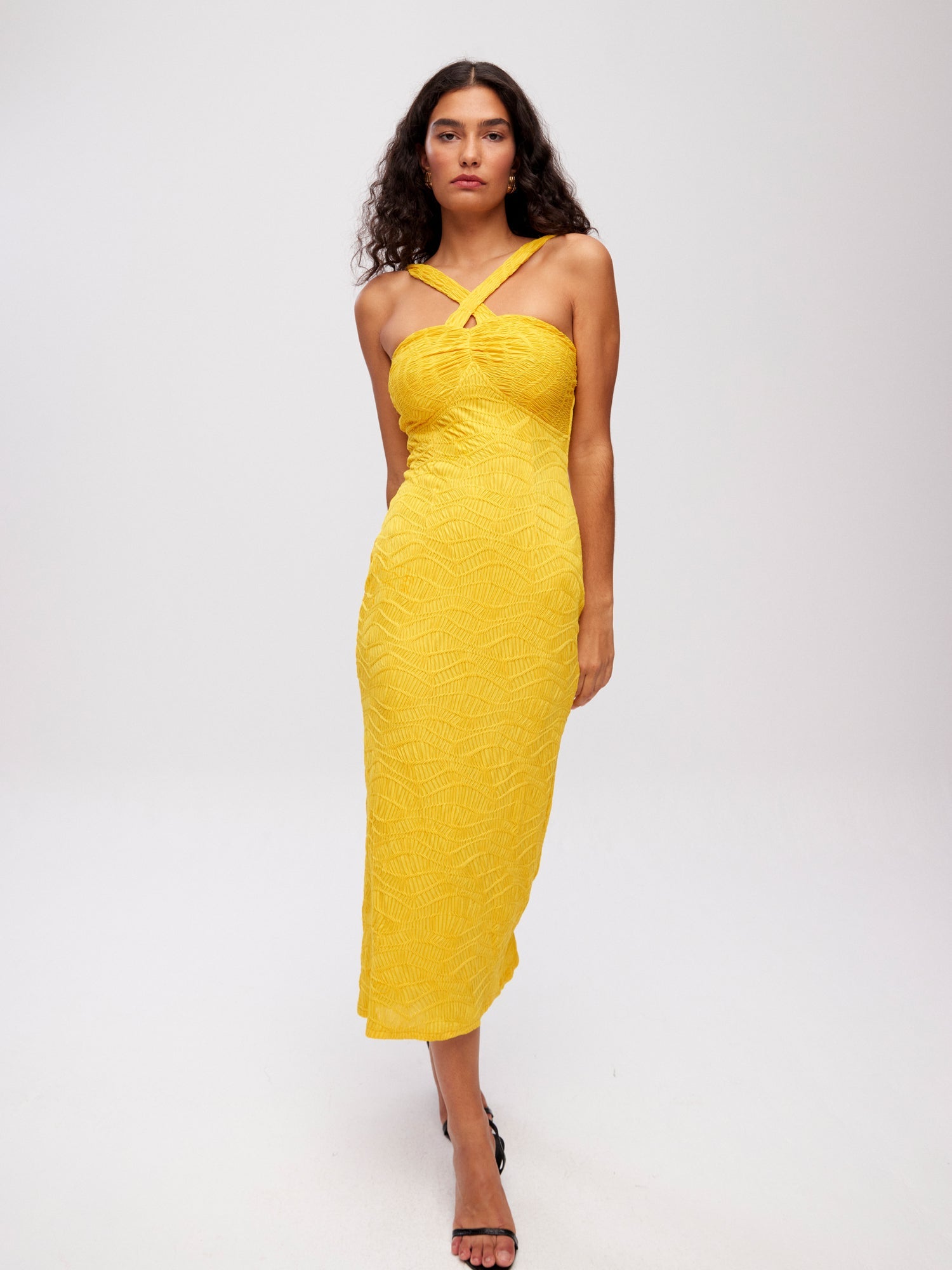 mioh | MYRTOS YELLOW - Vestido midi punto tirante cruzado amarillo para diario y toda clase de ocasiones. Tendencia vestidos invitada Primavera Verano 2024. MIOH la marca española de vestidos más de moda