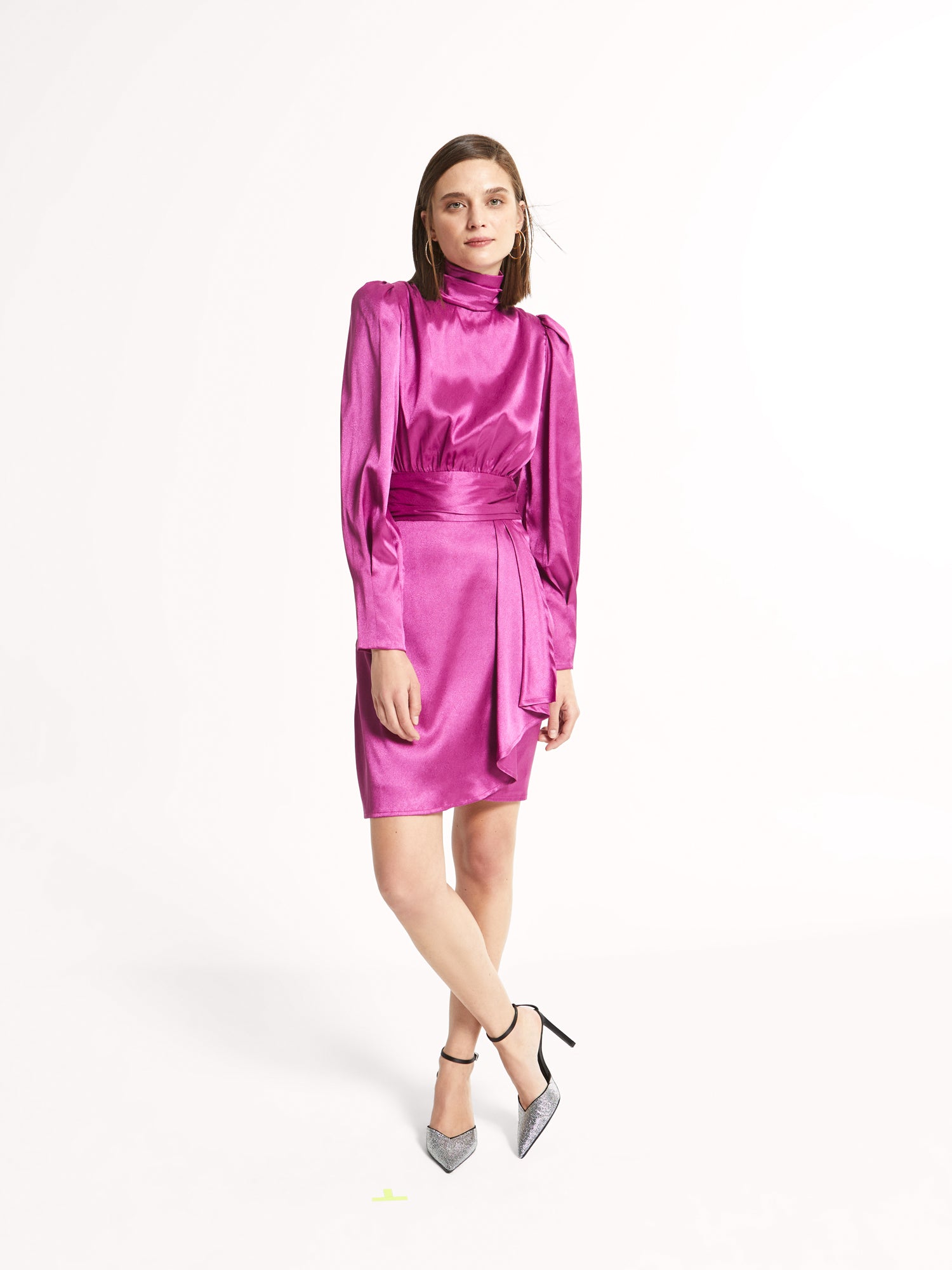 mioh | OPERA MAGENTA - Vestido corto para invitada de boda y eventos. Vestido de boda corto de jacquard OPERA MAGENTA. Vestido para ser la invitada perfecta esta temporada Otoño Invierno 2022. Precioso color rosa con cuello alto, tela de gran calidad. Fácil y elegante, es un vestido que te pondrás una y otra vez. Acierto seguro.