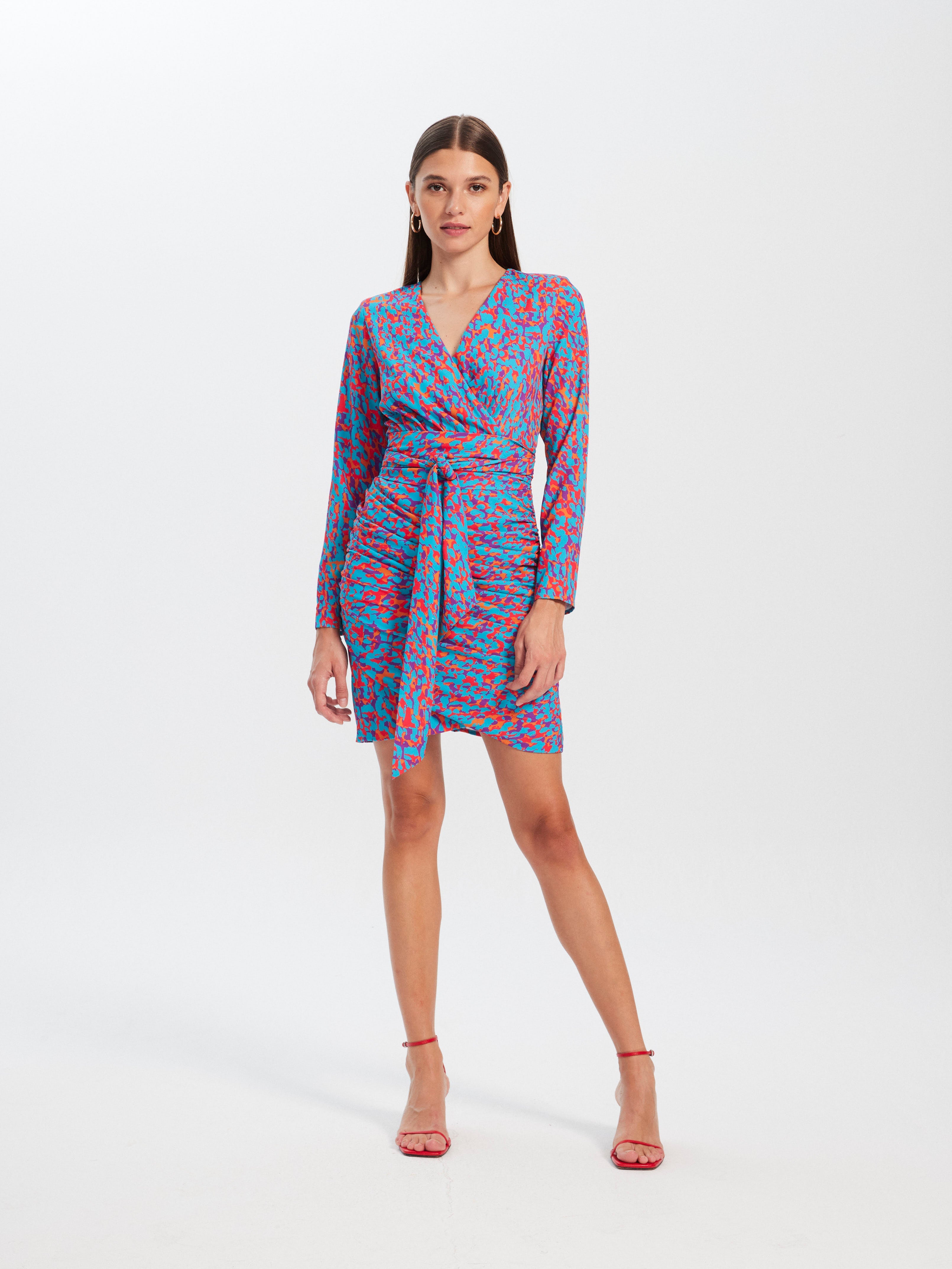 mioh | PAULA SPOTS - Vestido corto invitada boda, fiesta y evento, nuestro vestido corto manga larga estampado de fiesta para ser la invitada de boda perfecta esta temporada Primavera Verano 23. Pura tendencia SS23. MIOH marca española invitada