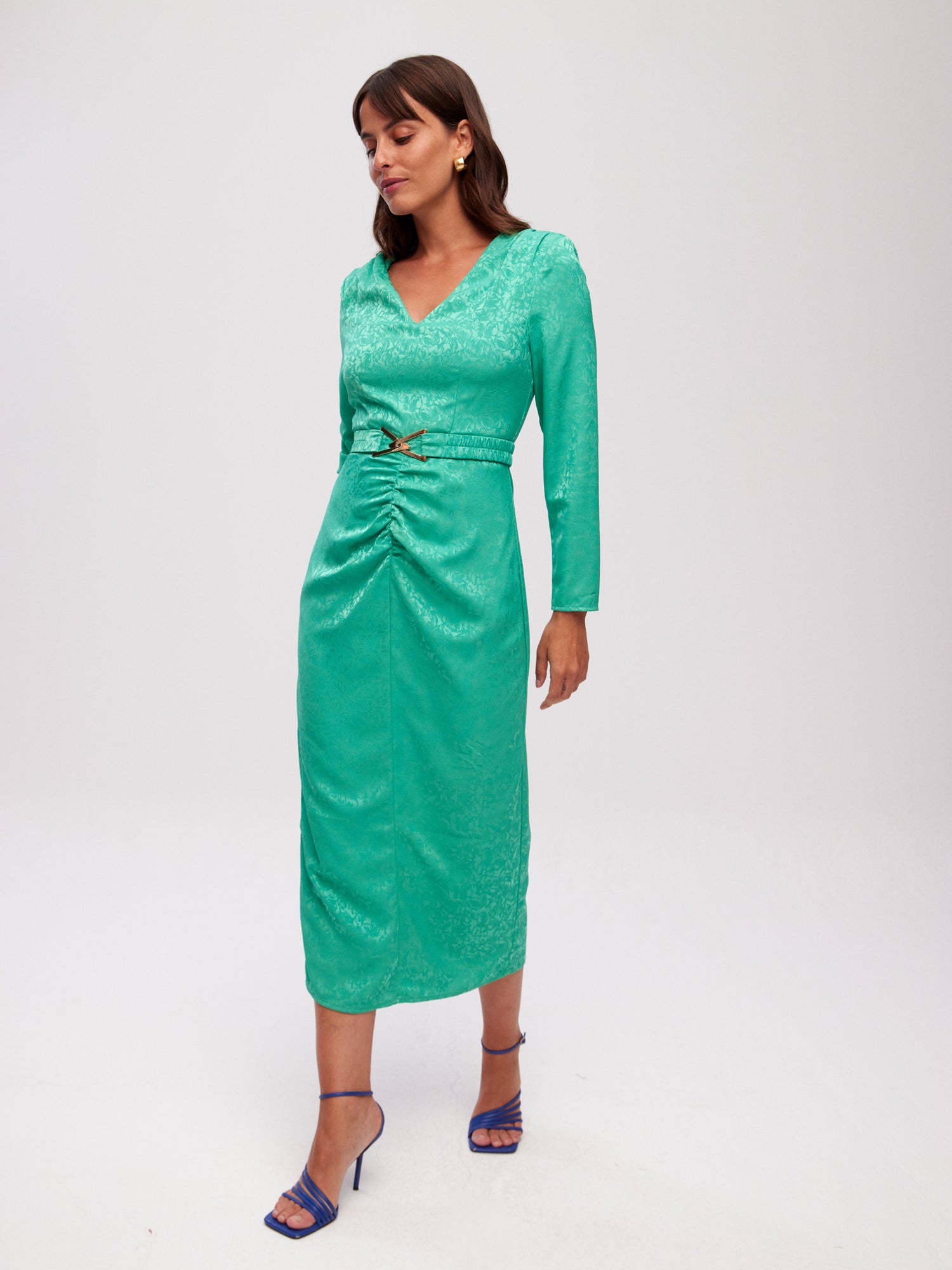 mioh | PORTIXOL GREEN - Vestido midi drapeado cinturón verde para invitada de boda, fiesta y evento. Tendencia vestidos invitada Primavera Verano 2024. MIOH la marca española de vestidos más de moda