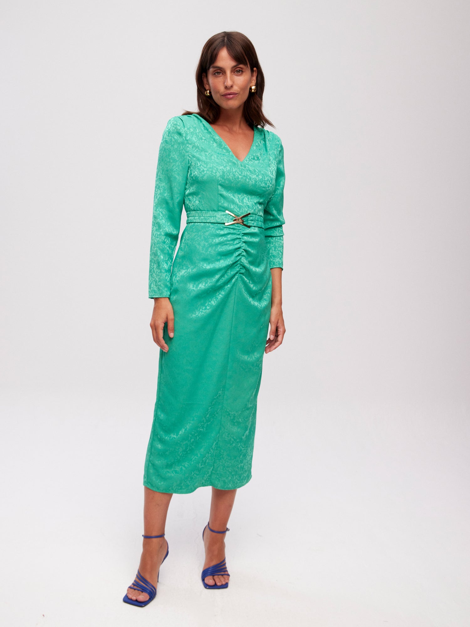 mioh | PORTIXOL GREEN - Vestido midi drapeado cinturón verde para invitada de boda, fiesta y evento. Tendencia vestidos invitada Primavera Verano 2024. MIOH la marca española de vestidos más de moda