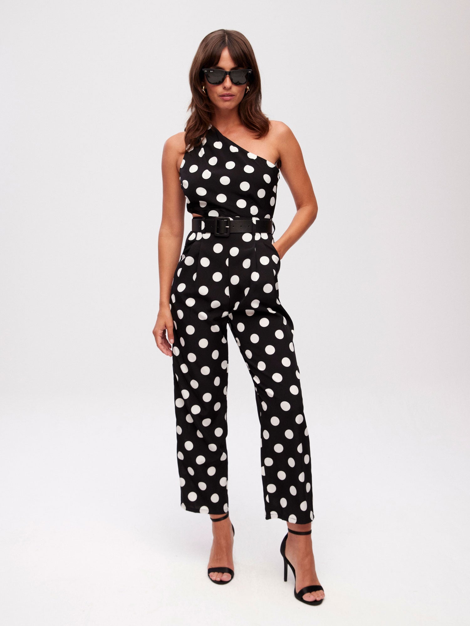 mioh | PORTONOVO DOTS - Mono asimétrico abertura cintura lunares para invitada de boda, fiesta y evento. Tendencia vestidos invitada Primavera Verano 2024. MIOH la marca española de vestidos más de moda