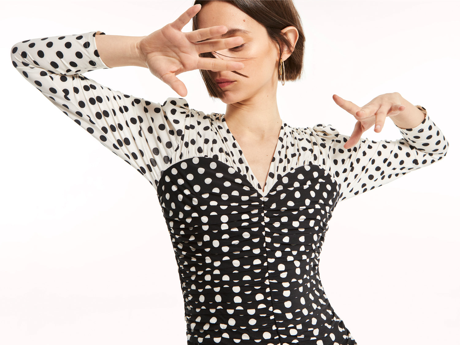 mioh | PUNK DOTS - Vestido corto para invitada de boda y eventos. Vestido de invitada y fiesta pura tendencia. Drapeado, lunares negros sobre blanco, ajustado, vestido para ponerte una y otra vez. Serás la invitada perfecta, e irás ideal en toda clase de ocasiones. Sienta como un guante. Sin duda, vestido tendencia 2022 y uno de los modelos de la temporada. Must-try-on.