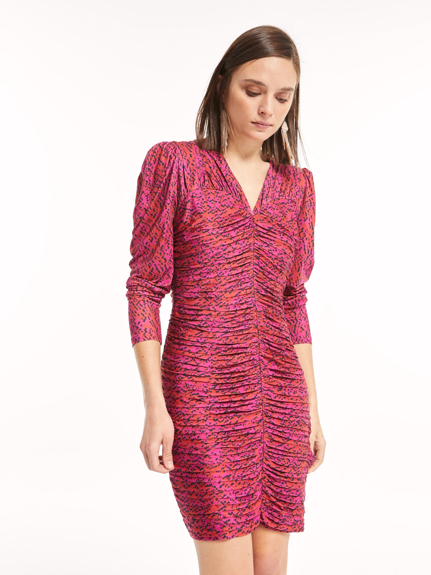 mioh | PUNK PINK - Vestido corto para invitada de boda y eventos. Vestido de invitada y fiesta pura tendencia. Drapeado, color rosa, ajustado, vestido para ponerte una y otra vez. Serás la invitada perfecta, e irás ideal en toda clase de ocasiones. Sienta como un guante. Sin duda, vestido tendencia 2022 y uno de los modelos de la temporada. Must-try-on.