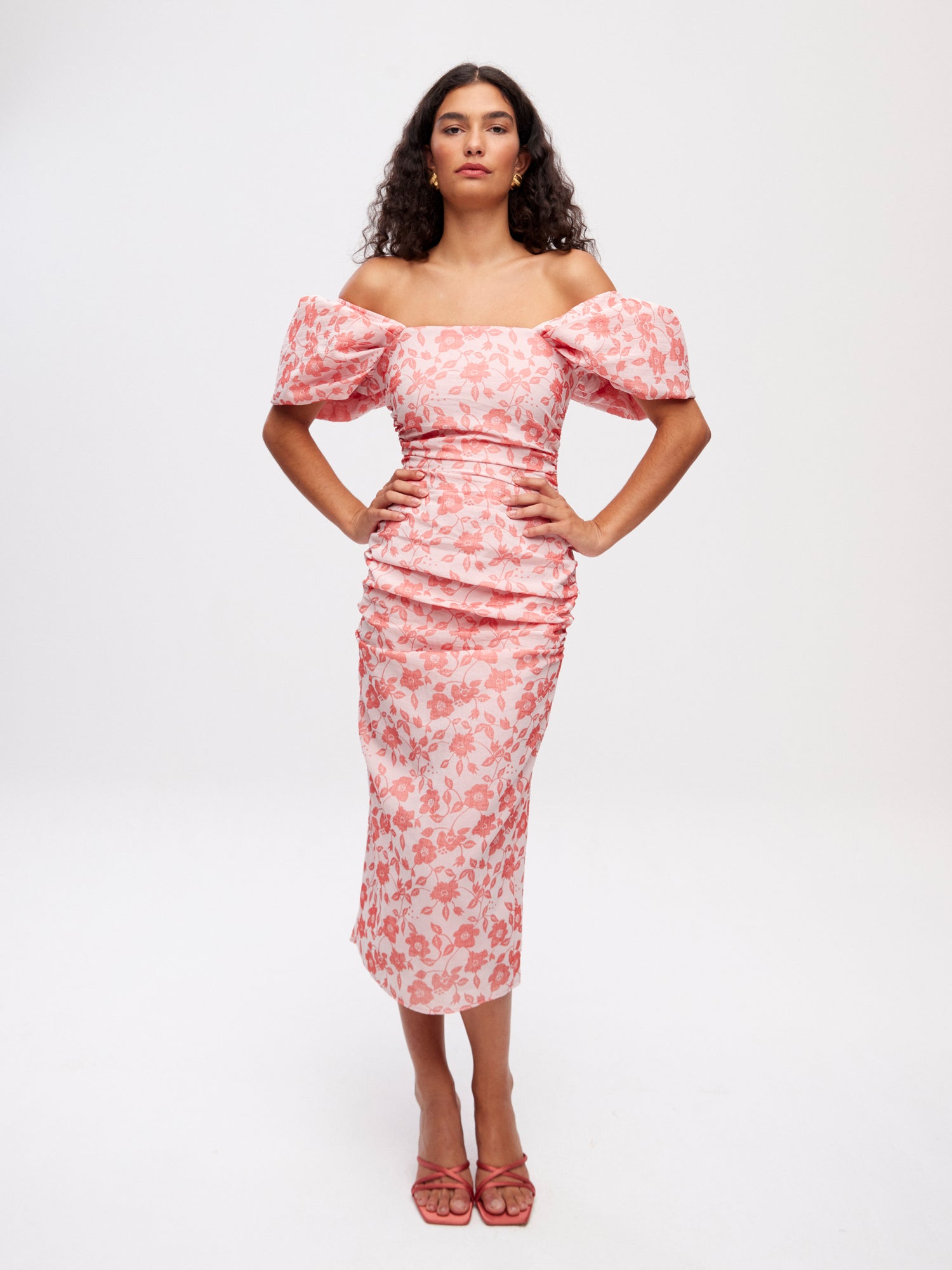 mioh | SALINAS DAMASCO - Vestido midi manga corta con volumen damasco rosa para invitada de boda, fiesta y evento. Tendencia vestidos invitada Primavera Verano 2024. MIOH la marca española de vestidos más de moda