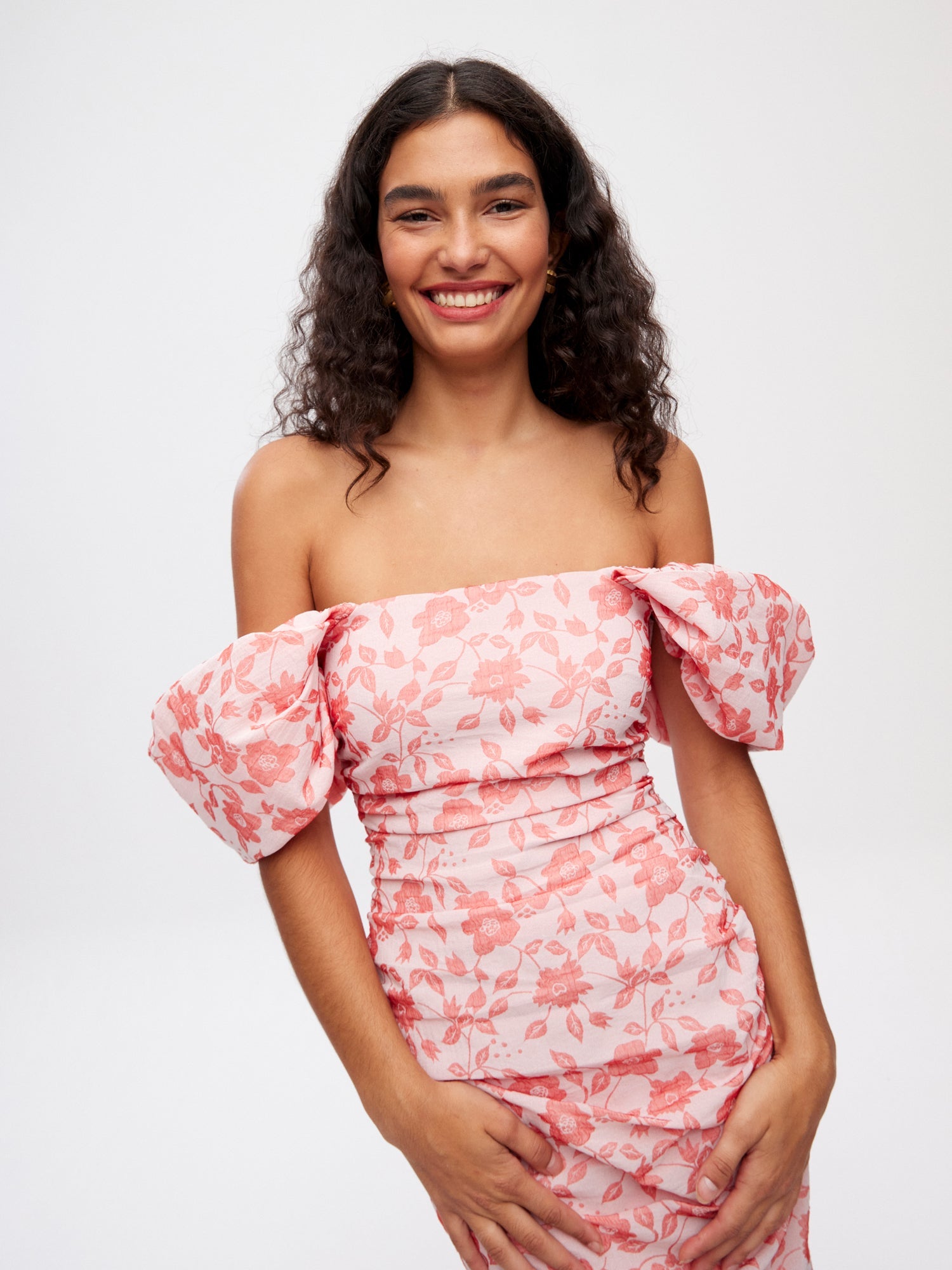 mioh | SALINAS DAMASCO - Vestido midi manga corta con volumen damasco rosa para invitada de boda, fiesta y evento. Tendencia vestidos invitada Primavera Verano 2024. MIOH la marca española de vestidos más de moda