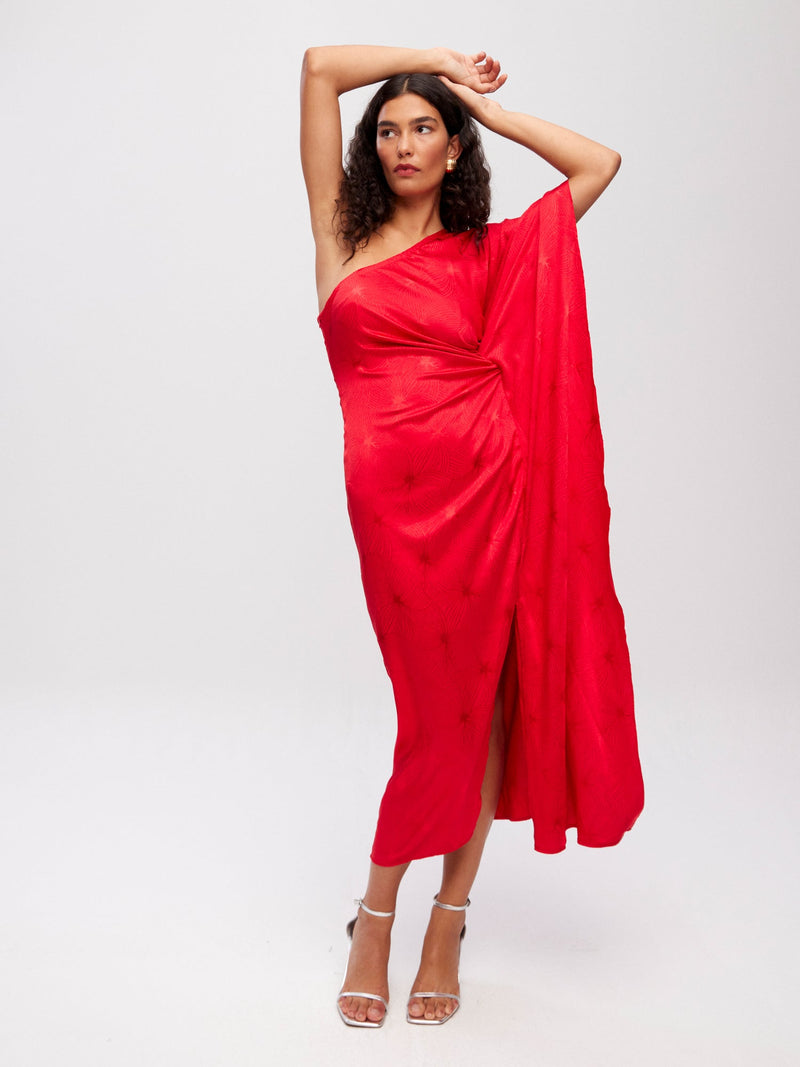 mioh | SANREMO RED - Vestido asimétrico manga capa JCQRD rojo para invitada de boda, fiesta y evento. Tendencia vestidos invitada Primavera Verano 2024. MIOH la marca española de vestidos más de moda
