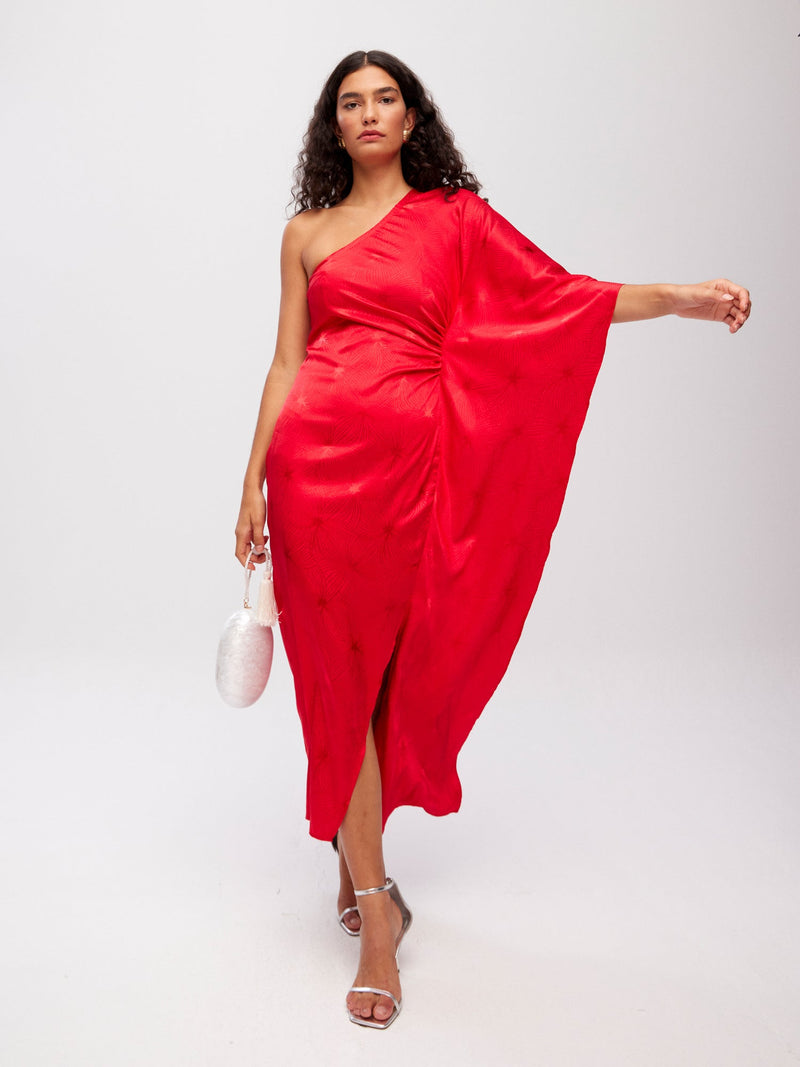 mioh | SANREMO RED - Vestido asimétrico manga capa JCQRD rojo para invitada de boda, fiesta y evento. Tendencia vestidos invitada Primavera Verano 2024. MIOH la marca española de vestidos más de moda