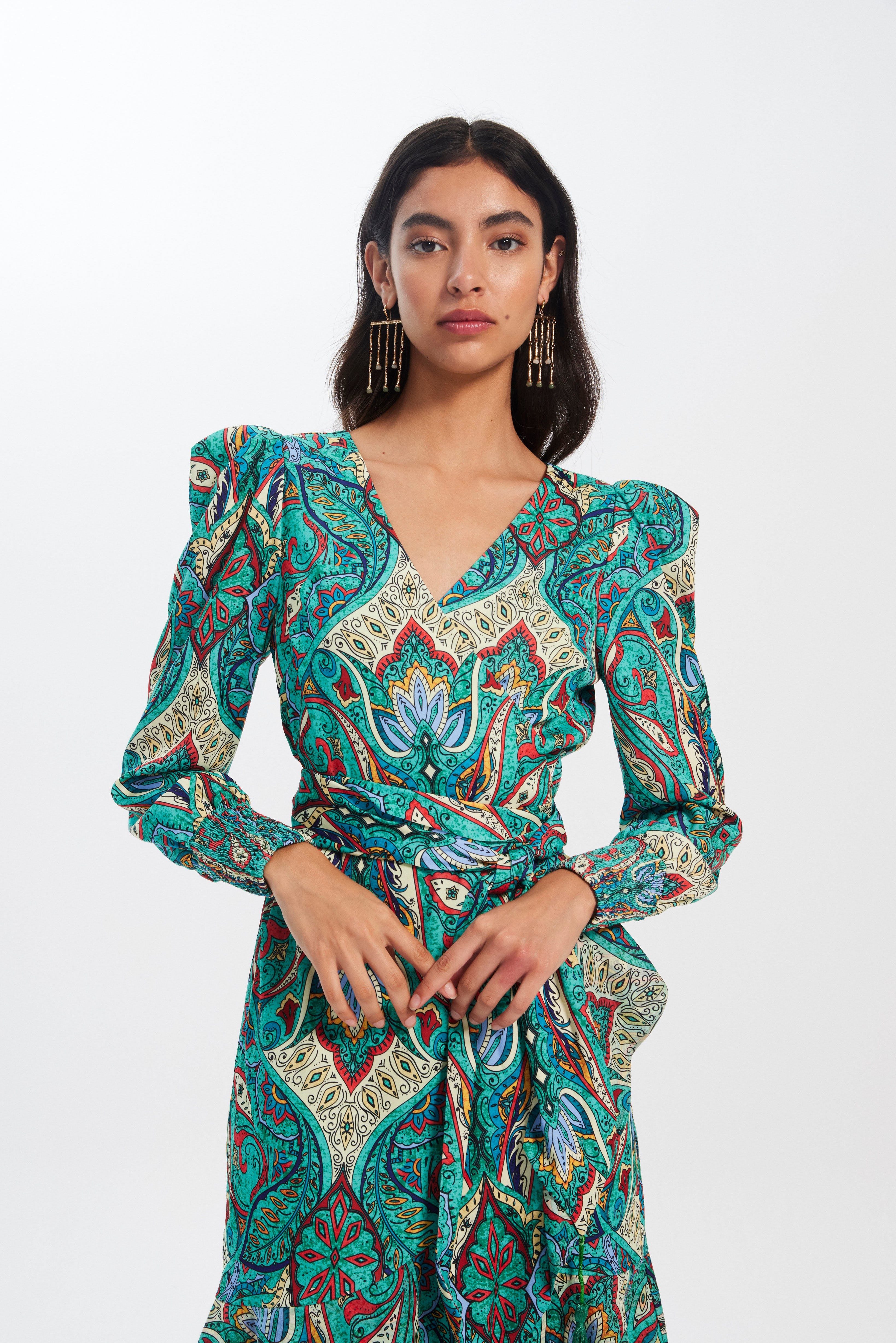 mioh | VALERIA BOHEME - Vestido wrap corto invitada boda, fiesta y evento, nuestro vestido wrap corto manga larga estampado de fiesta para ser la invitada de boda perfecta esta temporada Primavera Verano 23. Pura tendencia SS23. MIOH marca española invitada
