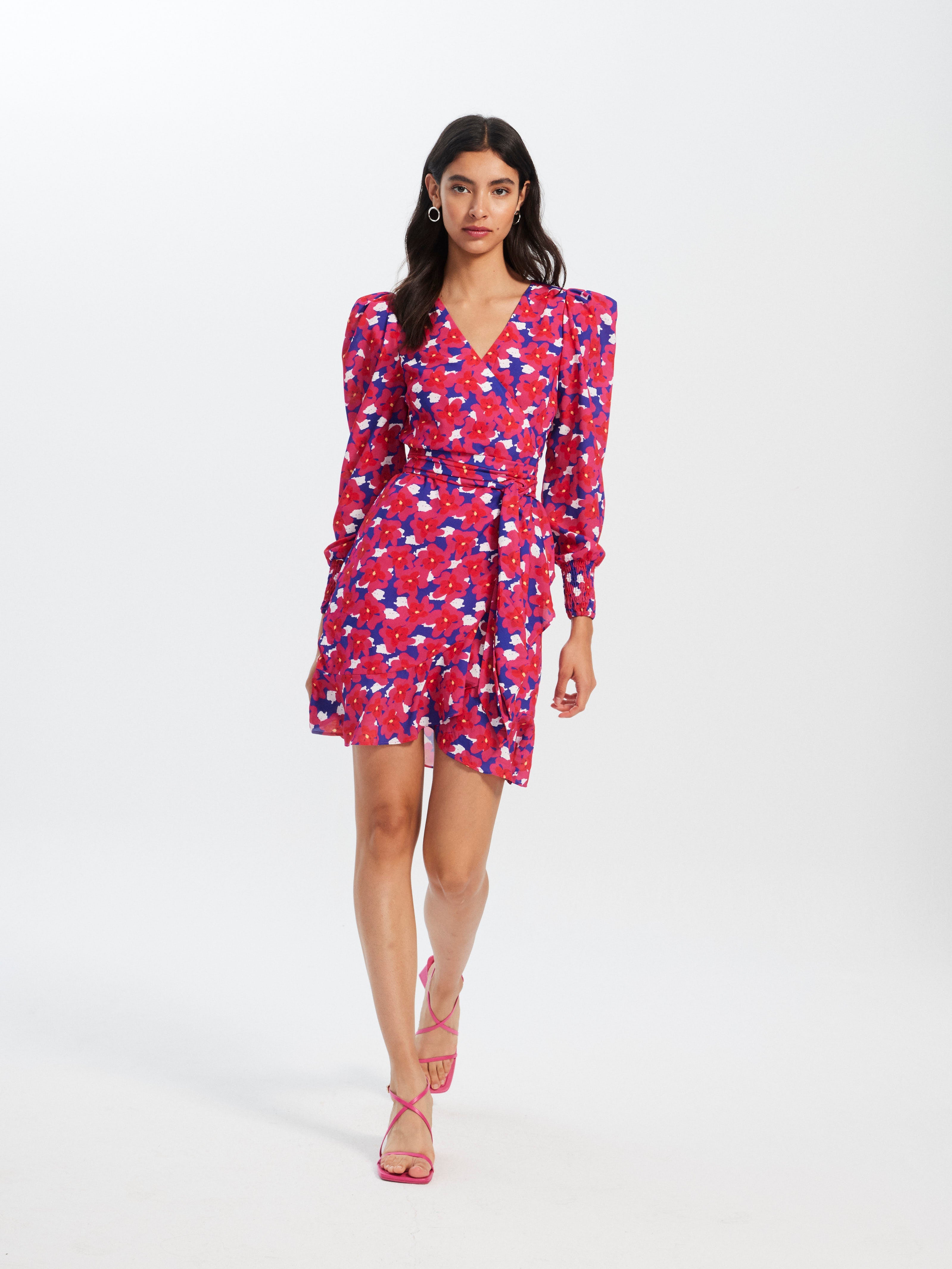 mioh | VALERIA FLOWERS - Vestido wrap corto invitada boda, fiesta y evento, nuestro vestido wrap corto manga larga estampado de fiesta para ser la invitada de boda perfecta esta temporada Primavera Verano 23. Pura tendencia SS23. MIOH marca española invitada