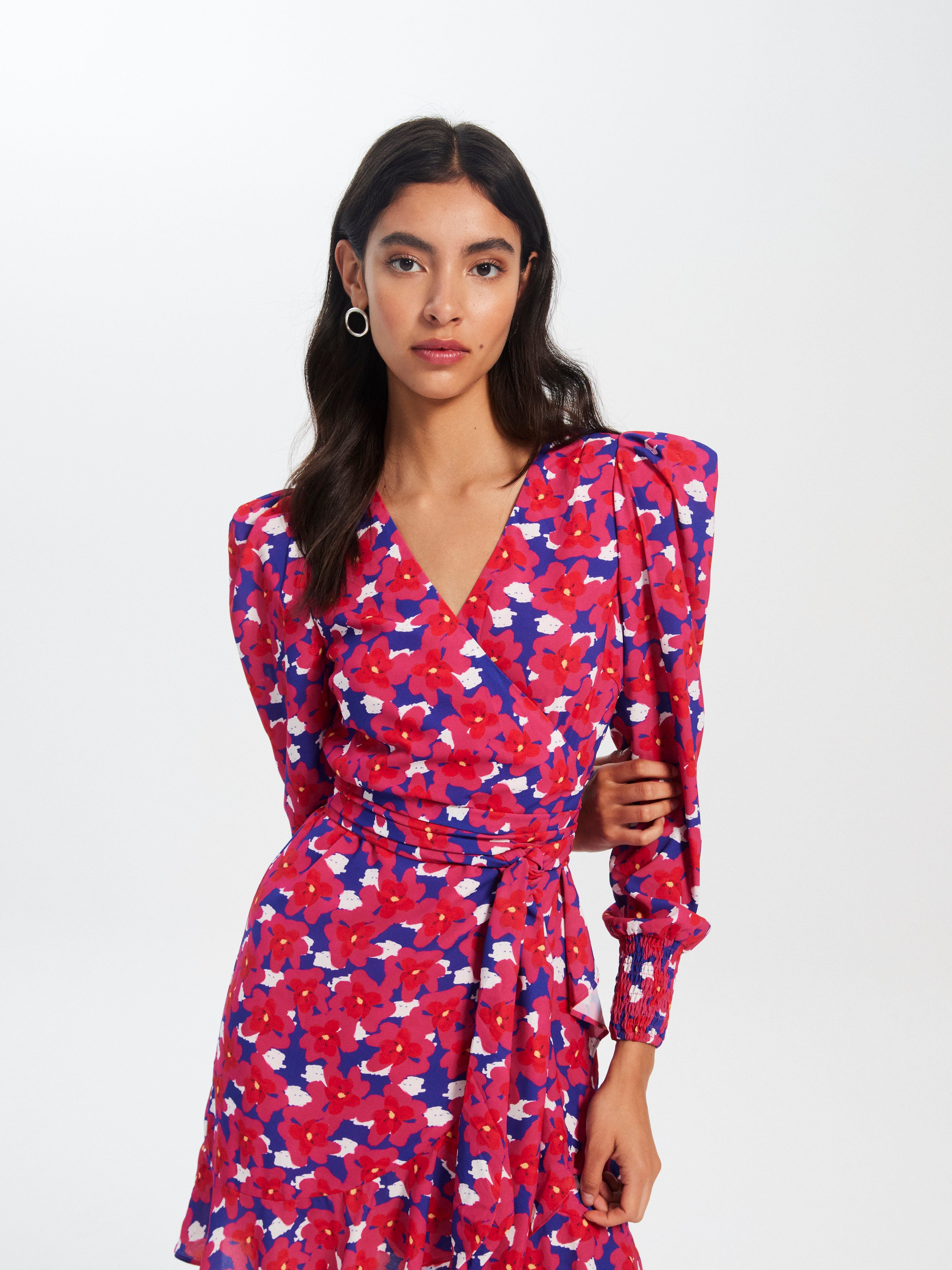 mioh | VALERIA FLOWERS - Vestido wrap corto invitada boda, fiesta y evento, nuestro vestido wrap corto manga larga estampado de fiesta para ser la invitada de boda perfecta esta temporada Primavera Verano 23. Pura tendencia SS23. MIOH marca española invitada
