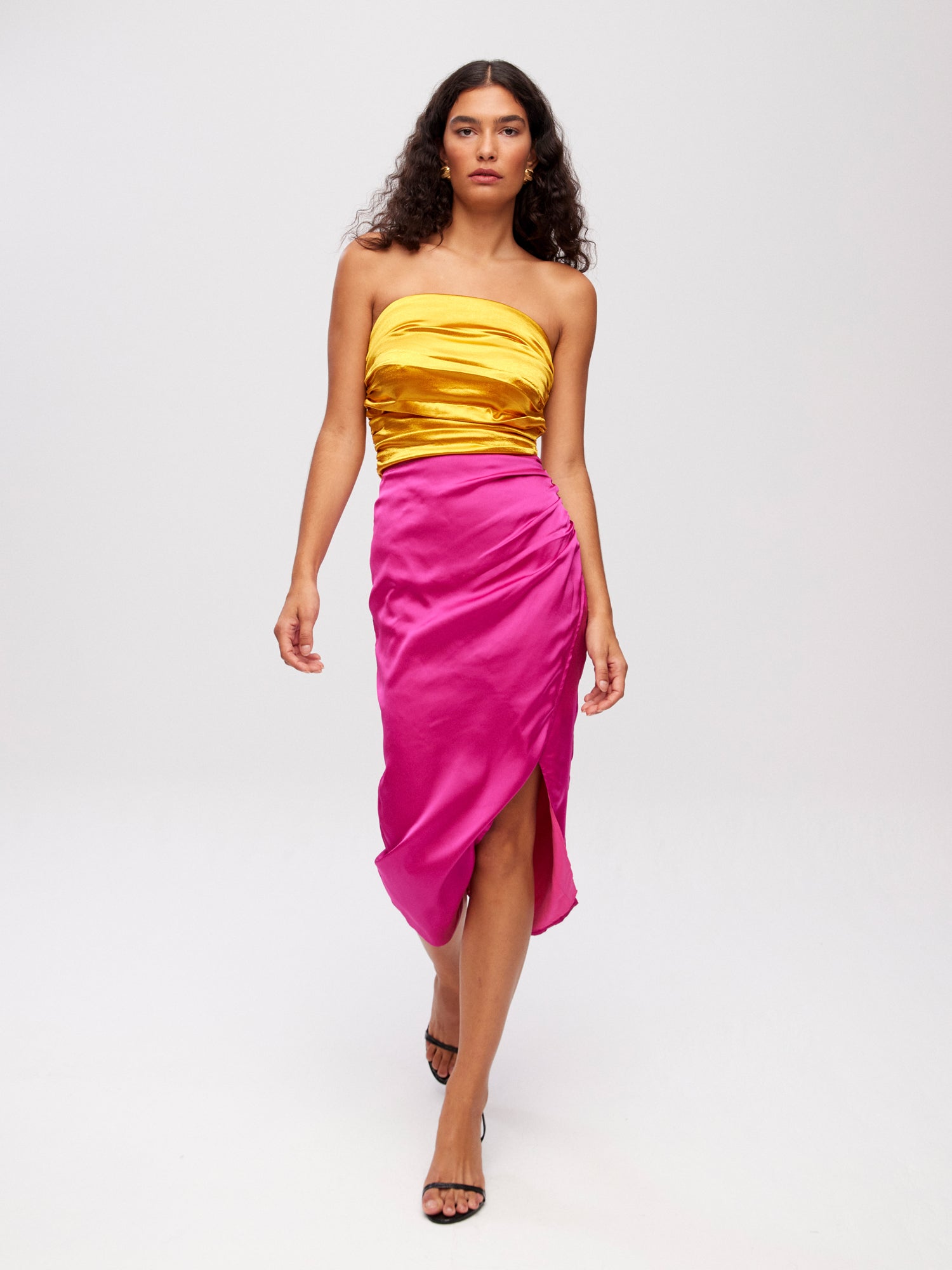 mioh | VARADERO SKIRT - Falda cruzada tejido midi satinado rosa para invitada de boda, fiesta y evento. Tendencia vestidos invitada Primavera Verano 2024. MIOH la marca española de vestidos más de moda