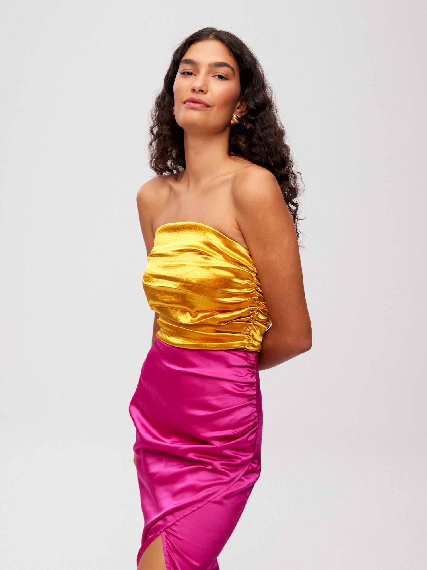 mioh | VARADERO SKIRT - Falda cruzada tejido midi satinado rosa para invitada de boda, fiesta y evento. Tendencia vestidos invitada Primavera Verano 2024. MIOH la marca española de vestidos más de moda