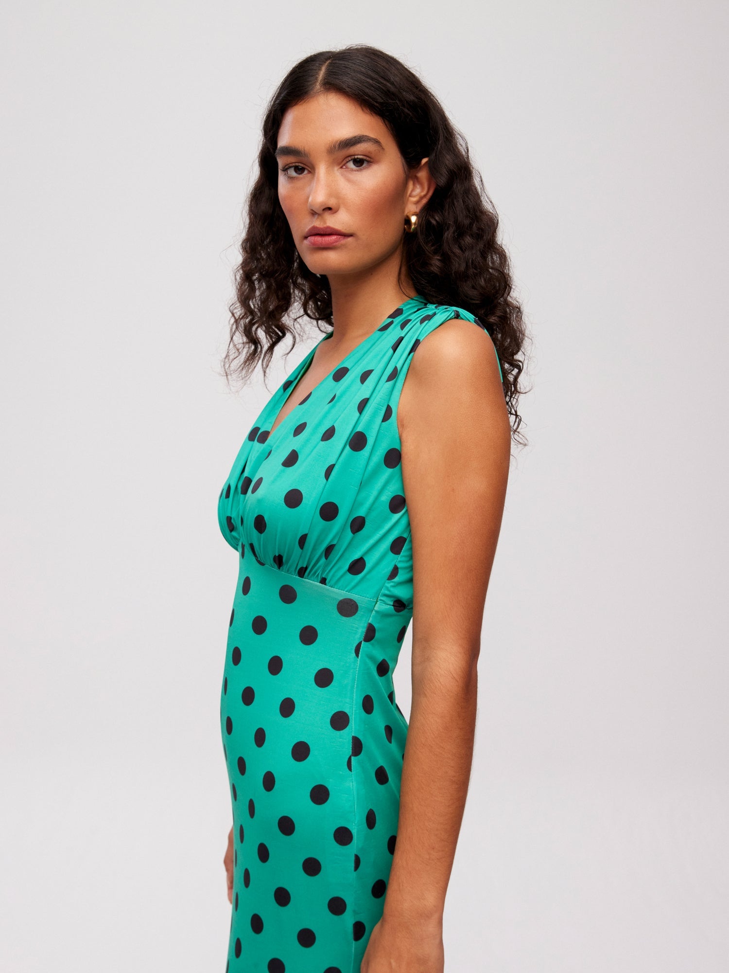 mioh | ZAHARA DOTS - Vestido midi sin mangas top plisado verde lunares para invitada de boda, fiesta y evento. Tendencia vestidos invitada Primavera Verano 2024. MIOH la marca española de vestidos más de moda