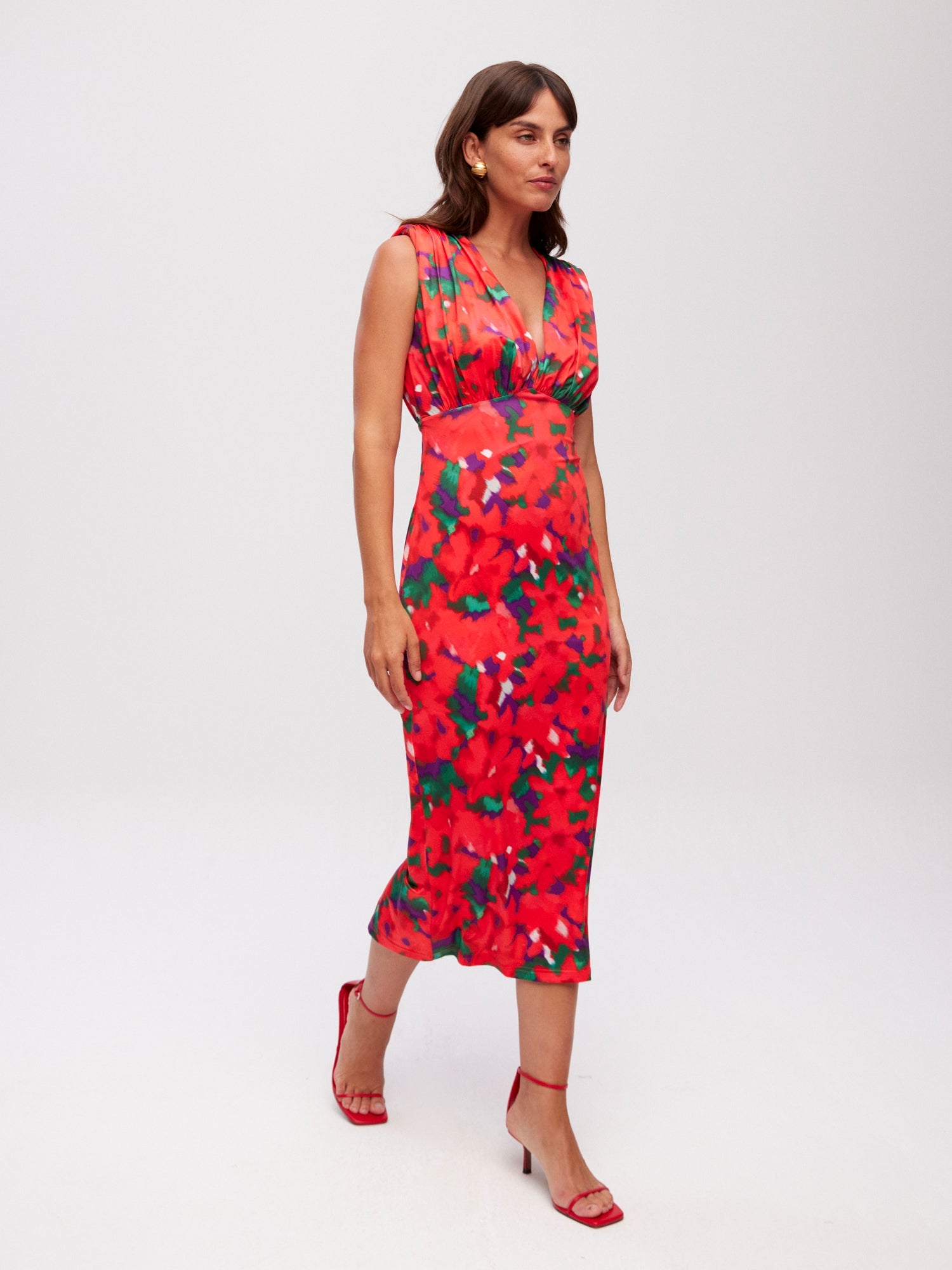 mioh | ZAHARA FLOWERS - Vestido midi sin mangas top plisado print flores para invitada de boda, fiesta y evento. Tendencia vestidos invitada Primavera Verano 2024. MIOH la marca española de vestidos más de moda